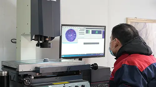 Med skarpt syn og presis veiledning etablerer vi kvalitetsforsvarslinjen for muggsopp.